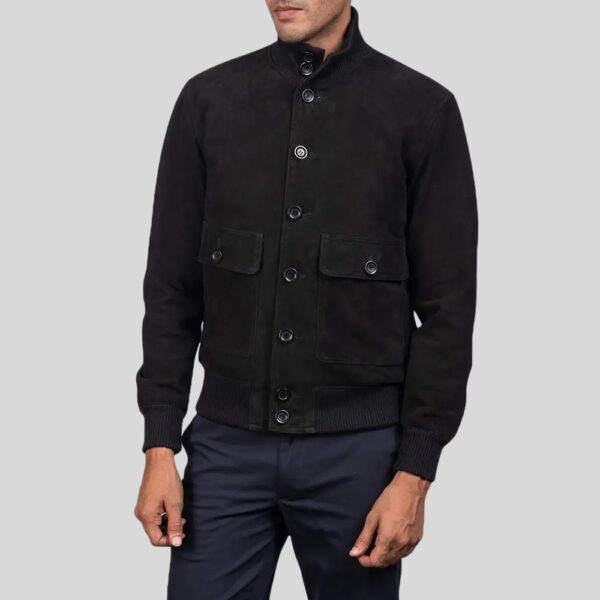 Herren Blouson aus schwarzem Wildleder mit aufgesetzten Taschen – halbseitige Frontansicht