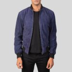 Herren in blauer Wildleder Bomberjacke mit Reißverschluss und schwarzen Bündchen – Frontansicht