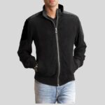 Modell trägt schwarze Wildlederjacke für Herren mit Reißverschluss und Stehkragen – Vorderansicht