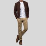 Kompletter Herren-Look mit brauner Wildlederjacke, beiger Chinohose und Lederstiefeln – stilvolle Outfit-Inspiration mit „Wildlederjacke Herren Braun“