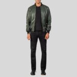 Leder Bomberjacke Herren Grün – Komplettes Outfit mit schwarzer Hose