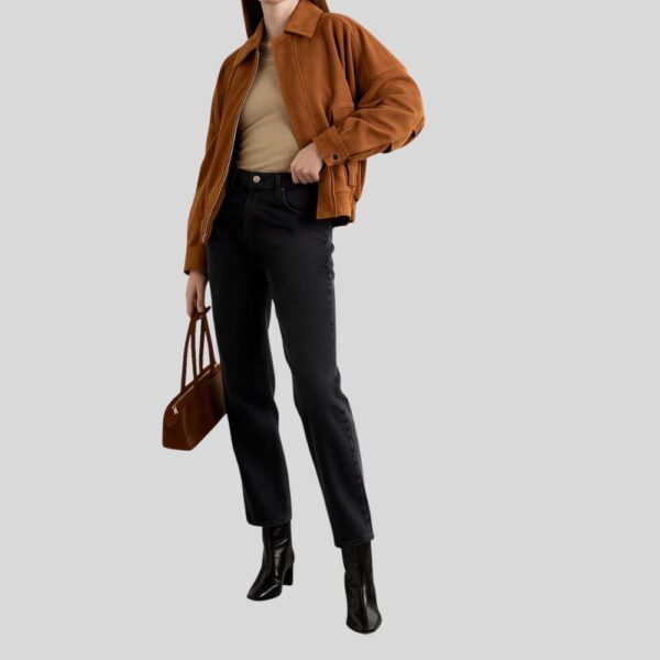 Oversized Damen Wildlederjacke Cognac kombiniert mit schwarzer Jeans, Stiefeletten und Handtasche