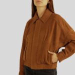 Oversized Damen Wildlederjacke in Cognac – Seitlich getragen mit lockerer Passform und Einschubtaschen