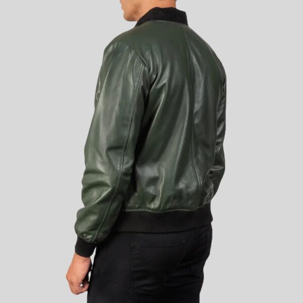Rückansicht Leder Bomberjacke Herren Grün – Schlichtes Design mit Stricksaum