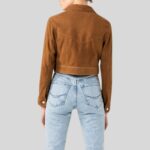 Rückansicht der Cropped Wildlederjacke Damen in Braun – getragen mit High-Waist Jeans