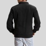 Rückansicht der schwarzen Wildlederjacke Herren mit minimalistischem Design und geripptem Saum
