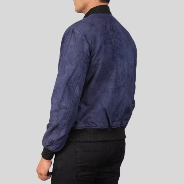 Rückansicht eines Mannes in blauer Wildleder Bomberjacke mit schwarzem Kragen und Bündchen