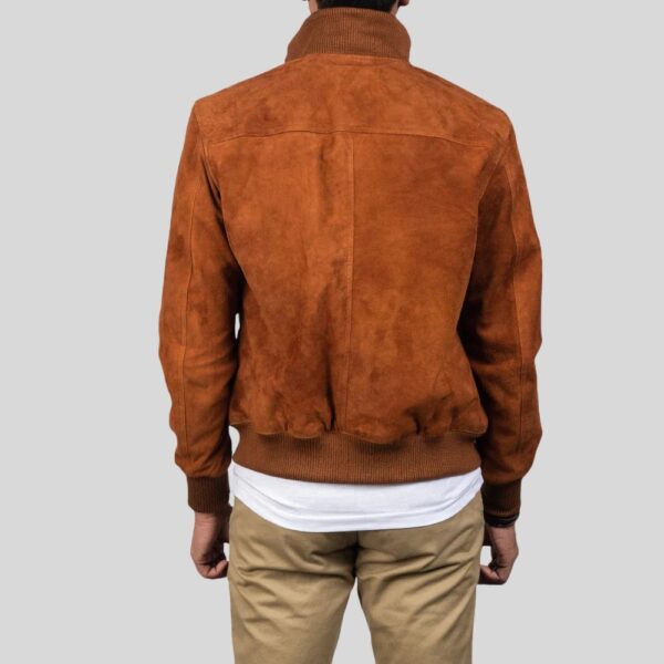 Rückansicht eines braunen Wildleder Blouson Herren mit elastischem Saum und Rippenkragen