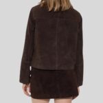 Rückenansicht der Damen Wildleder Jacke Braun mit geradem Schnitt und langen Ärmeln