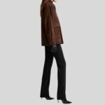 Seitenansicht der Damen Braun Wildlederjacke getragen – strukturierter Oversized-Schnitt