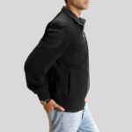 Seitliche Ansicht der schwarzen Wildlederjacke Herren mit gepolstertem Schulterdetail