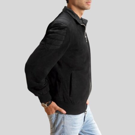 Seitliche Ansicht der schwarzen Wildlederjacke Herren mit gepolstertem Schulterdetail