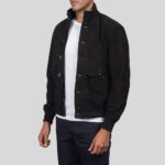 Seitliche Ansicht eines Herren Wildleder Blousons in Schwarz mit Knopfleiste und Taschen