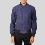 Vorderansicht eines Mannes in blauer Wildleder Bomberjacke mit Reißverschluss und schwarzen Bündchen