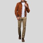 Wildleder Blouson Herren Braun mit Stehkragen – Komplettansicht getragen im Casual Outfit mit Chinohose