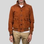 Wildleder Blouson Herren Braun mit aufgesetzten Klappentaschen und Knopfleiste – Vorderansicht Detailaufnahme