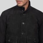 Wildleder Blouson Herren Schwarz – Nahaufnahme mit Fokus auf Knopfleiste und Brusttaschen