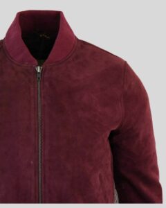 Bordeaux Wildleder Bomberjacke Herren – Detailansicht von Brustpartie, Reißverschluss und Kragen