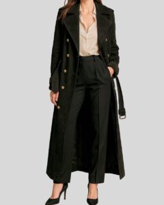 Damen Schwarzer Suede Langmantel offen getragen, kombiniert mit schwarzer Hose und beiger Bluse