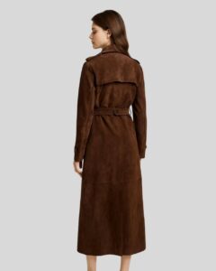 Damen Suede Langmantel in Braun, Rückansicht aus Wildleder mit Taillengürtel, Schulterklappen und elegantem Schnitt