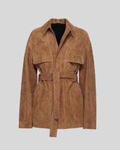 Damen Suede Mantel in Camelbraun mit Gürtel, lange Ärmel und zwei Fronttaschen – Studioaufnahme