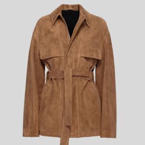 Damen Suede Mantel in Camelbraun mit Gürtel, lange Ärmel und zwei Fronttaschen – Studioaufnahme
