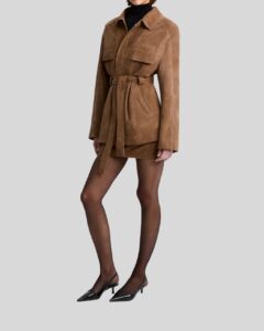 Damen Suede Mantel in Camelbraun, seitliche Ansicht getragen über kurzem Rock und Strumpfhose
