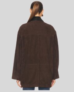 Damen Suede Overshirt in Braun, Rückansicht aus Wildleder mit Oversize-Schnitt und schwarzem Lederkragen