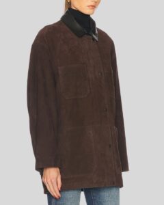 Damen Suede Overshirt in Braun aus Wildleder, seitliche Ansicht mit schwarzem Lederkragen und Druckknopf-Verschluss