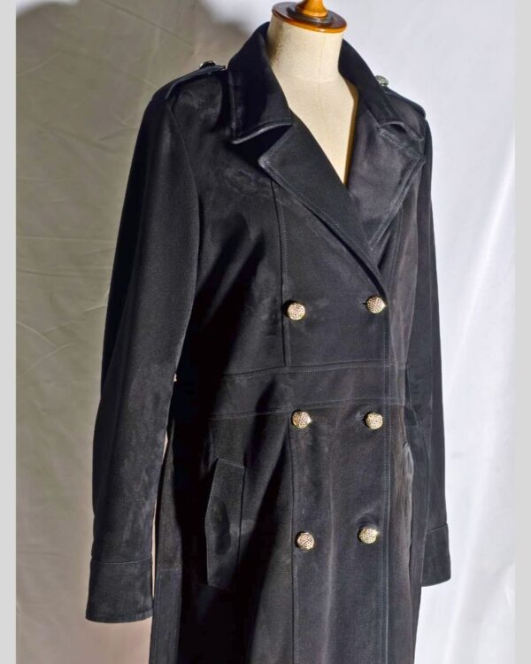Damen Suede Trenchcoat – Schwarzer Wildleder Mantel mit Gürtel, Goldknöpfen & zeitlosem Design - Image 3