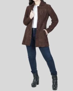 Damen brauner Wildledermantel mit Knopfleiste, getragen mit Jeans und Stiefeletten