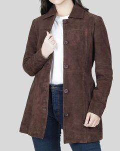 Damen brauner Wildledermantel mit offener Knopfleiste, getragen über weißem Oberteil und Jeans