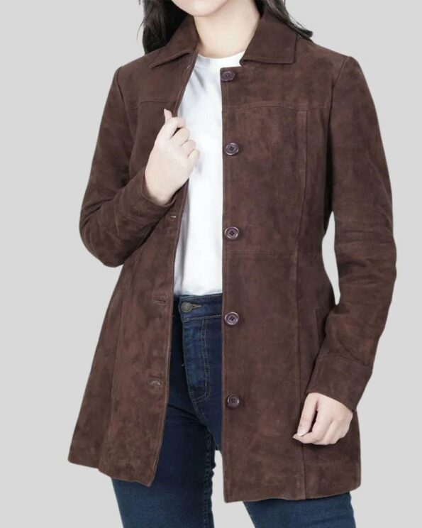 Damen brauner Wildledermantel mit offener Knopfleiste, getragen über weißem Oberteil und Jeans