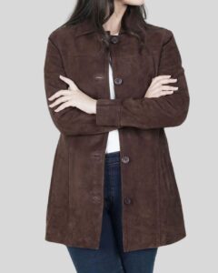 Damen brauner Wildledermantel mit verschränkten Armen, elegante Herbst- und Wintermode