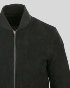 Detailansicht einer dunkelgrünen Wildlederjacke Herren mit Stehkragen und Metallreißverschluss