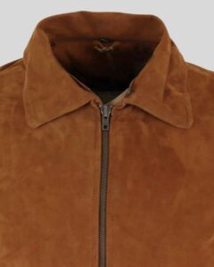 Detailaufnahme vom cremefarbenen Shearling-Kragen und Obermaterial