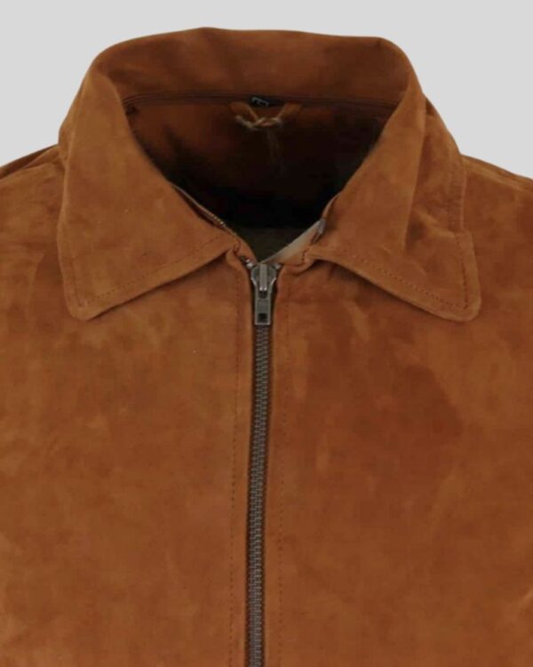 Detailaufnahme vom cremefarbenen Shearling-Kragen und Obermaterial
