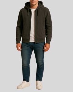 Herren Graue Suede Hoodiejacke aus Wildleder, kombiniert mit T-Shirt, Jeans und Sneakern für Freizeit-Look