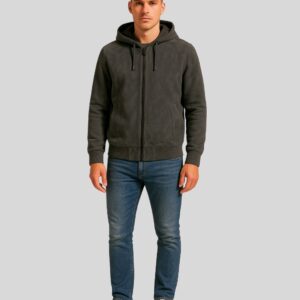 Herren Graue Suede Hoodiejacke aus Wildleder mit Kapuze und Reißverschluss, kombiniert mit Jeans und Sneakers