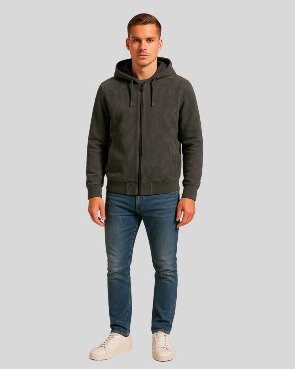 Herren Graue Suede Hoodiejacke aus Wildleder mit Kapuze und Reißverschluss, kombiniert mit Jeans und Sneakers