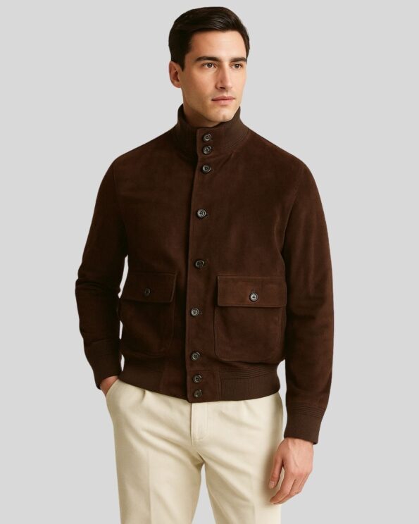 Herren Suede Bomberjacke in dark brown suede with button closure and flap pockets, styled on male model