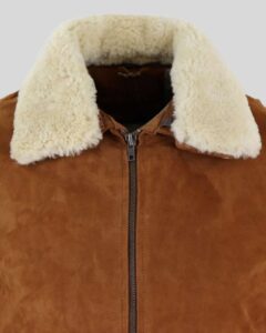 Herren trägt eine braune Wildlederjacke mit Shearling-Kragen – stilvolle Winterjacke