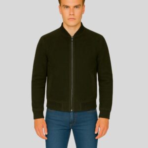 Herren trägt eine dunkelgrüne Wildlederjacke mit Reißverschluss – elegante Slim-Fit Jacke