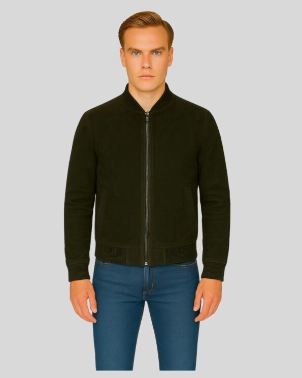 Herren trägt eine dunkelgrüne Wildlederjacke mit Reißverschluss – elegante Slim-Fit Jacke