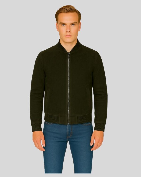 Herren trägt eine dunkelgrüne Wildlederjacke mit Reißverschluss – elegante Slim-Fit Jacke