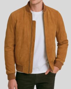 Herrenmodell trägt eine offene Camel Wildleder Bomberjacke über einem weißen T-Shirt mit schwarzen Hosen