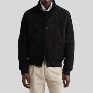 Modell trägt Herren Schwarze Suede Bomberjacke aus Wildleder mit Stehkragen und Reißverschluss, kombiniert mit heller Cordhose