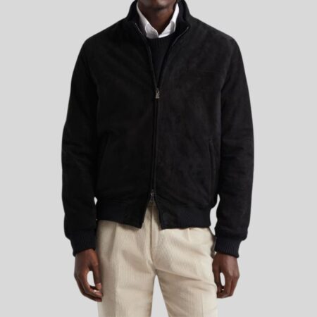 Modell trägt Herren Schwarze Suede Bomberjacke aus Wildleder mit Stehkragen und Reißverschluss, kombiniert mit heller Cordhose
