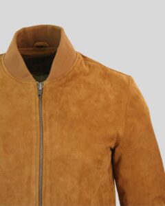 Nahaufnahme vom Kragen und Reißverschluss einer Camel Wildleder Bomberjacke für Herren