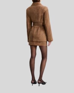 Rückansicht Damen Suede Mantel in Camelbraun mit Bindegürtel, getragen über Rock und Strumpfhose